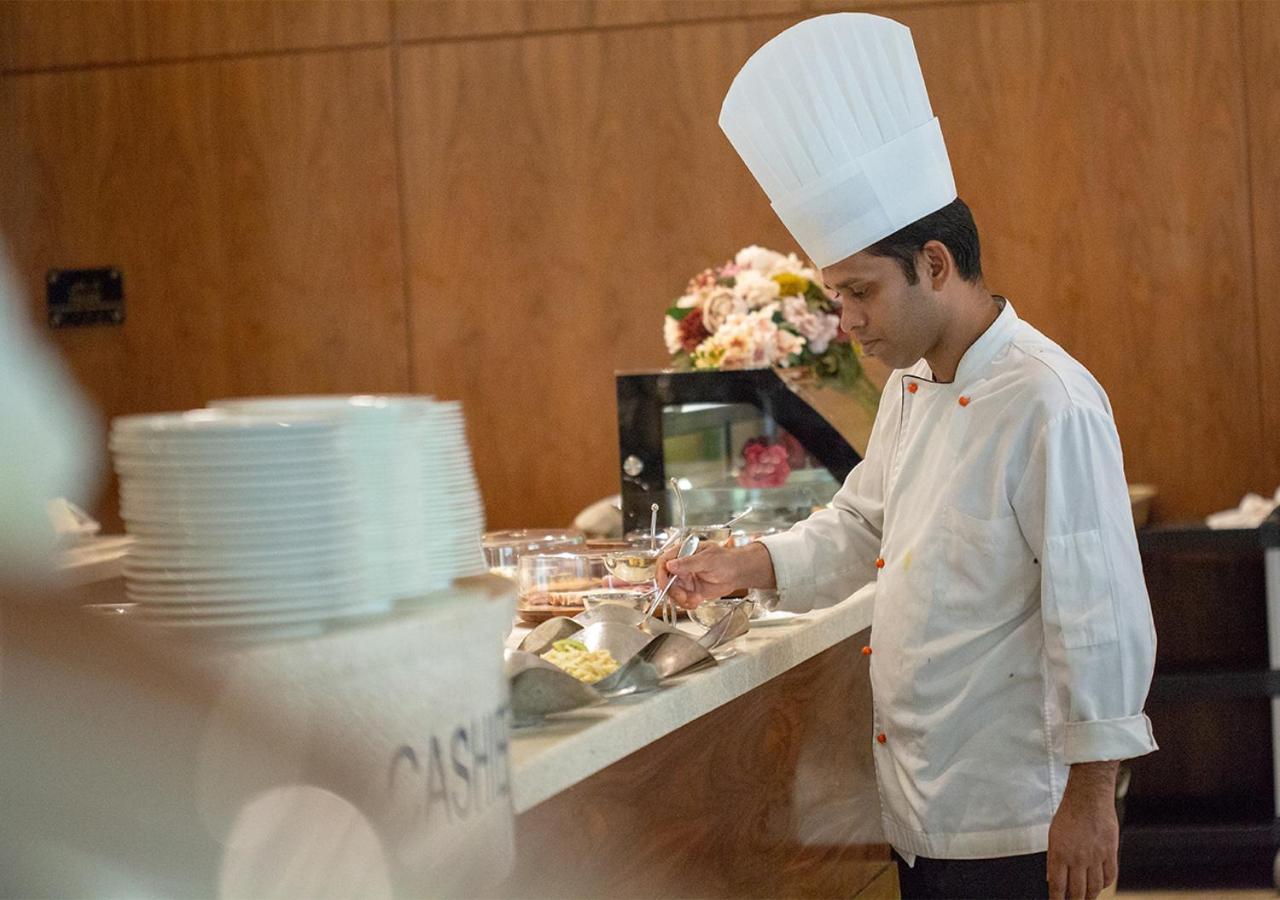 Holiday Suites Al Aziziah Mekke Dış mekan fotoğraf A chef preparing food at a buffet