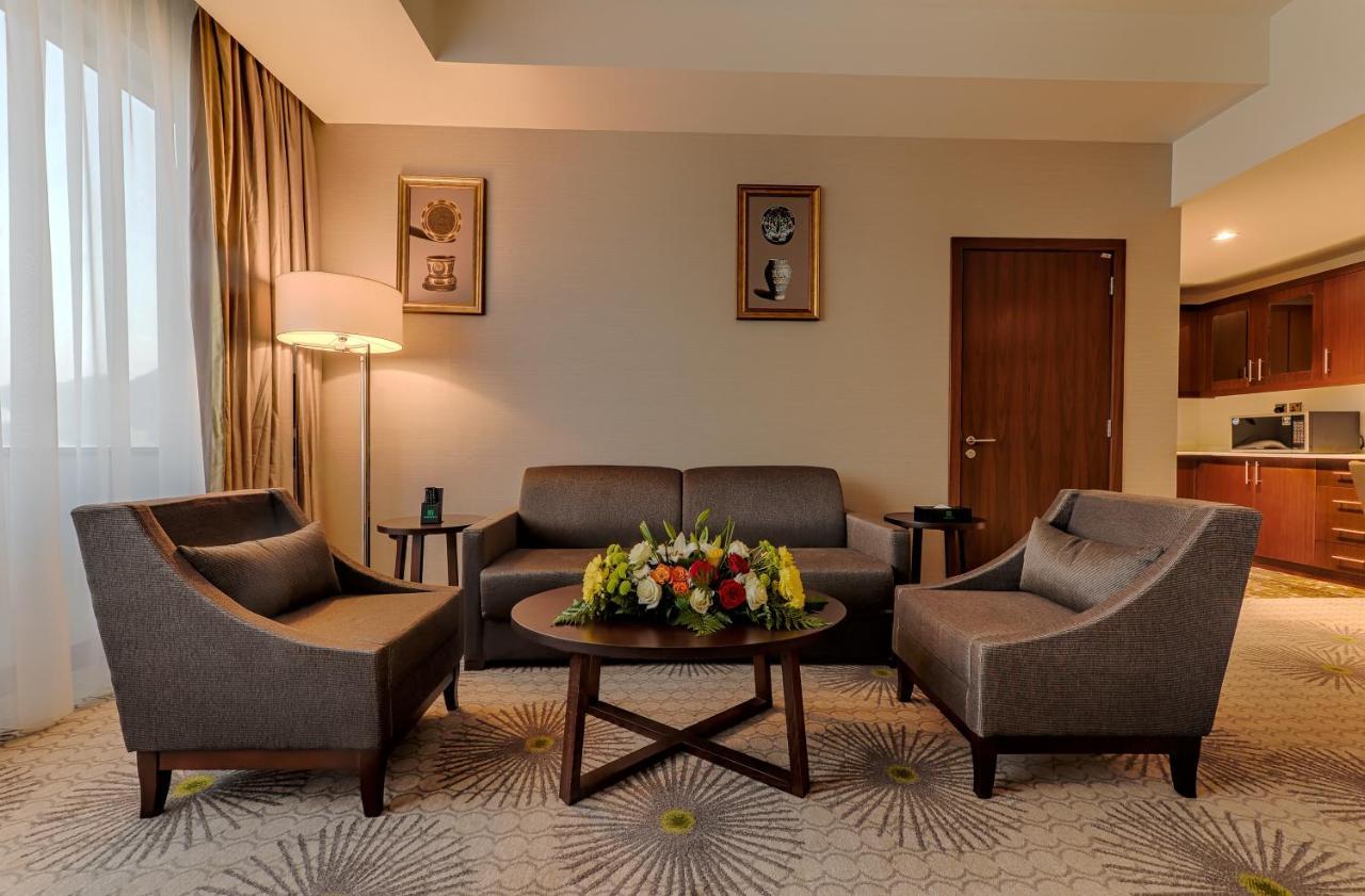 Holiday Suites Al Aziziah Mekke Dış mekan fotoğraf A living room in a hotel
