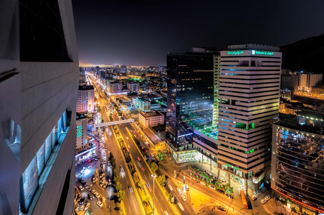 Holiday Suites Al Aziziah Mekke Dış mekan fotoğraf The city of Karachi at night.