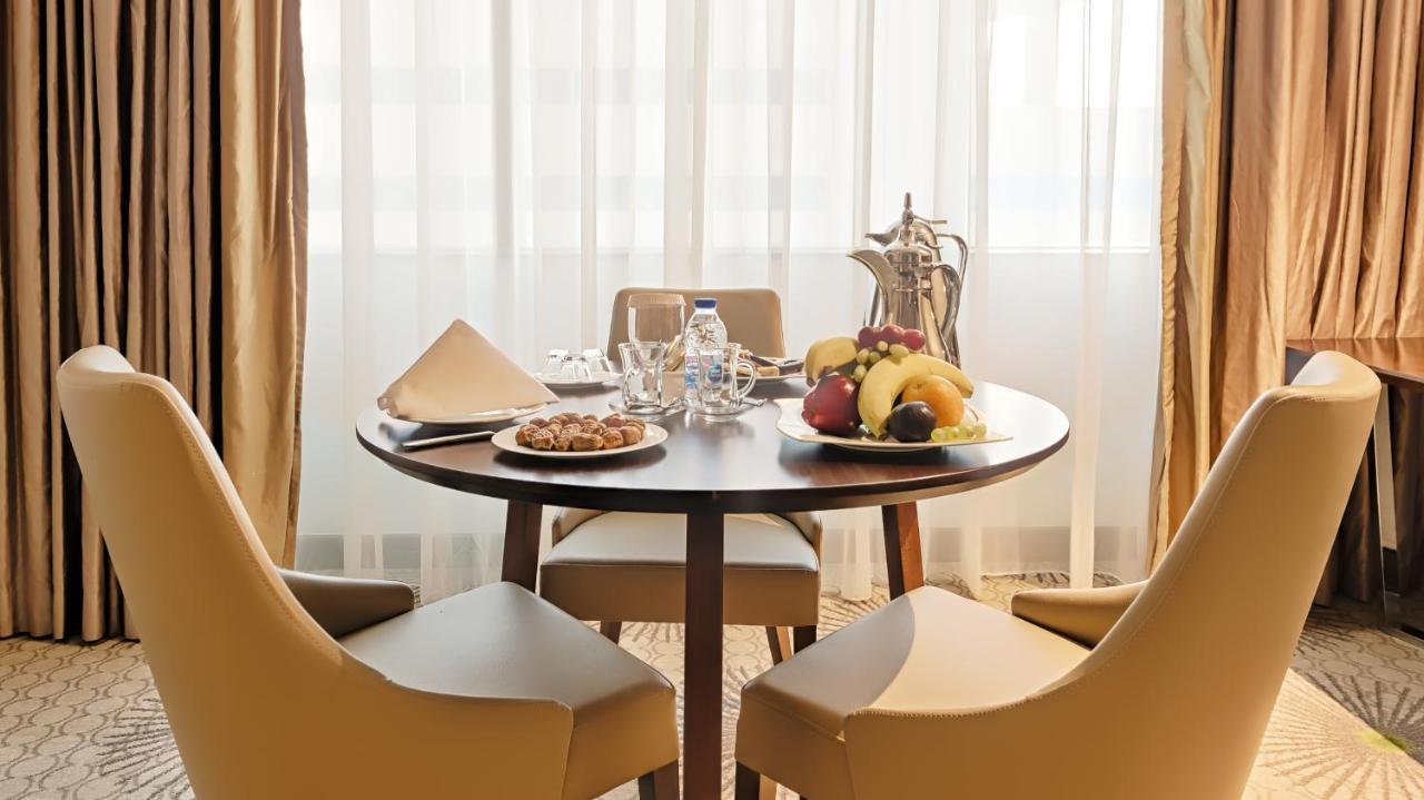 Holiday Suites Al Aziziah Mekke Dış mekan fotoğraf Breakfast at the hotel