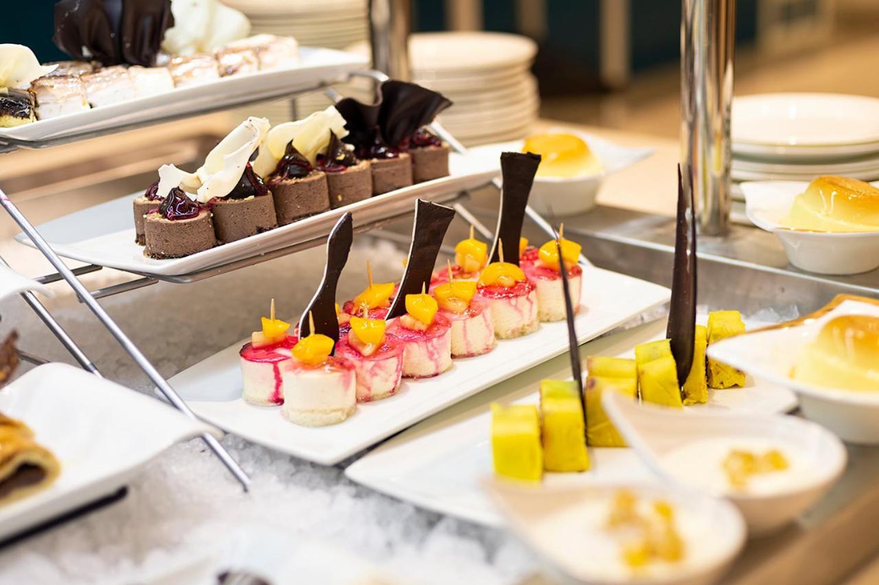 Holiday Suites Al Aziziah Mekke Dış mekan fotoğraf A buffet at a luxury hotel