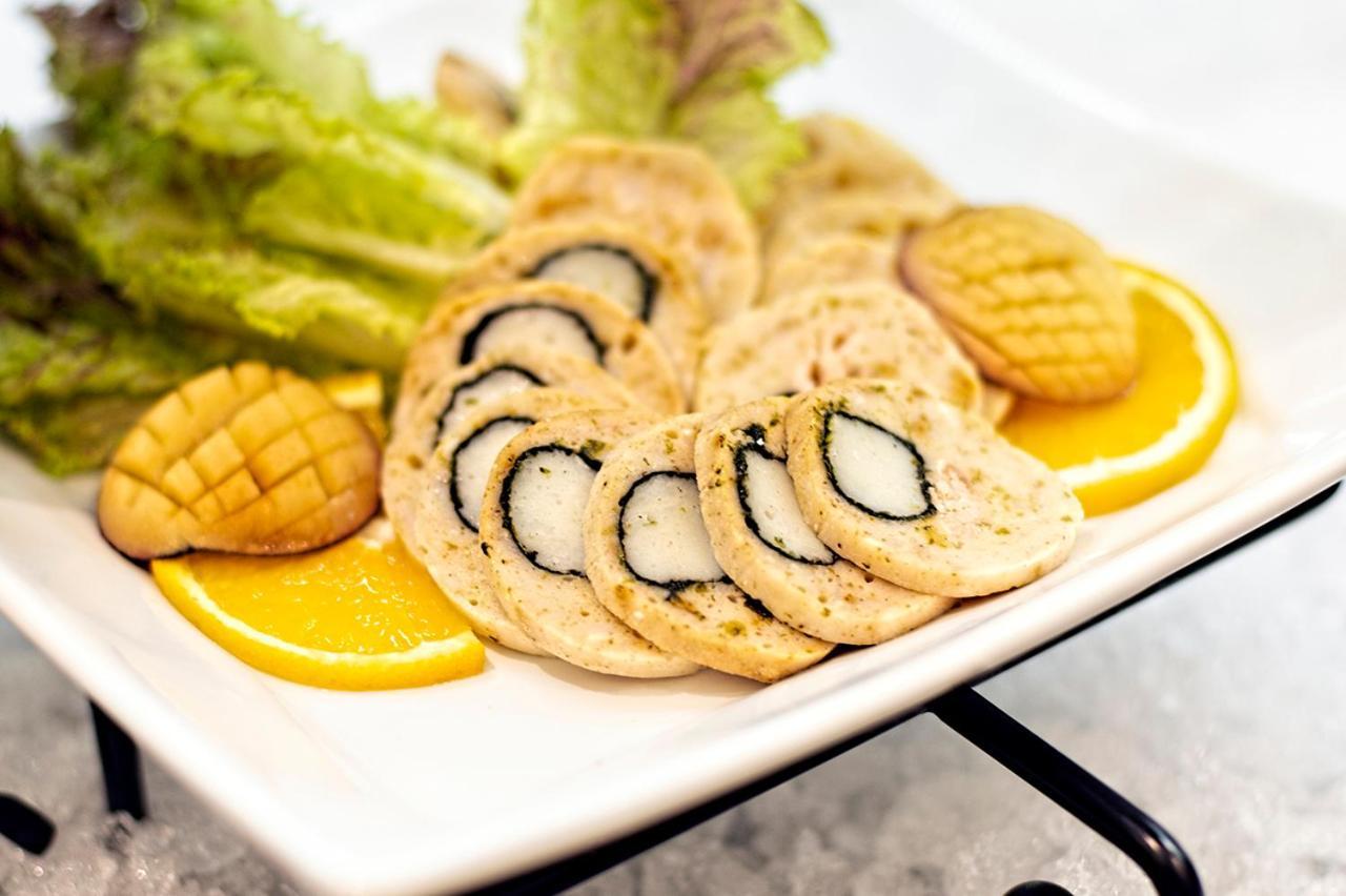 Holiday Suites Al Aziziah Mekke Dış mekan fotoğraf A plate of baked almond cookies