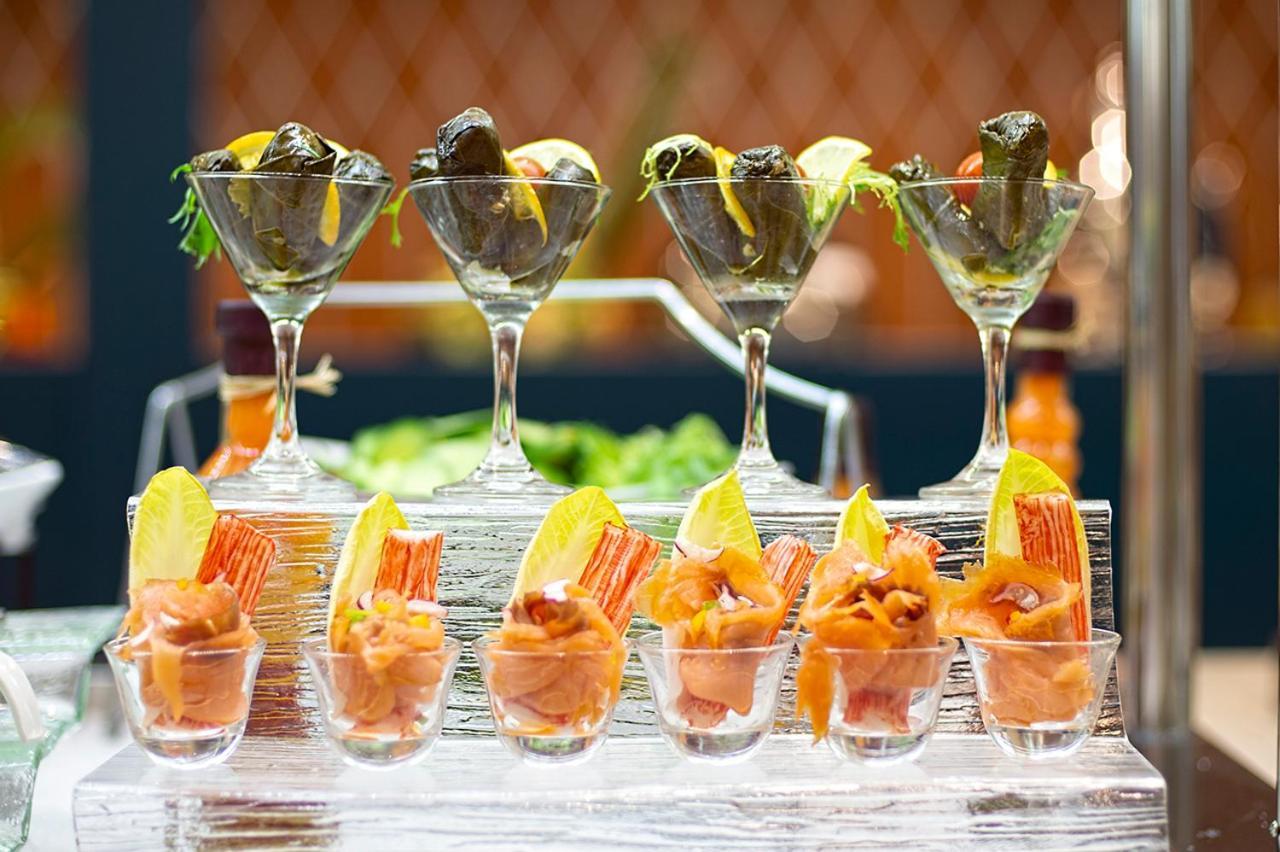 Holiday Suites Al Aziziah Mekke Dış mekan fotoğraf Apéritif at a buffet