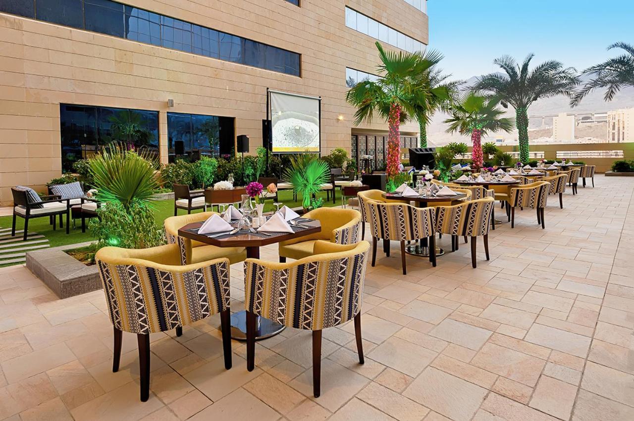 Holiday Suites Al Aziziah Mekke Dış mekan fotoğraf The hotel's rooftop garden