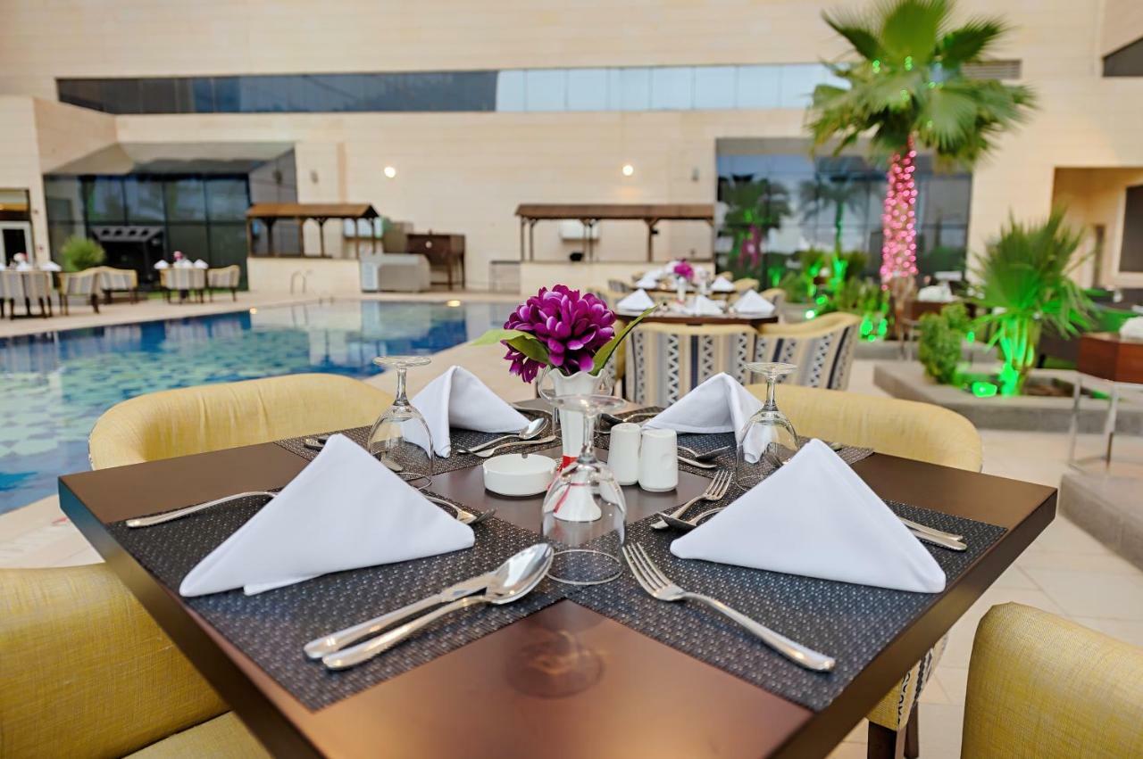 Holiday Suites Al Aziziah Mekke Dış mekan fotoğraf The hotel's restaurant